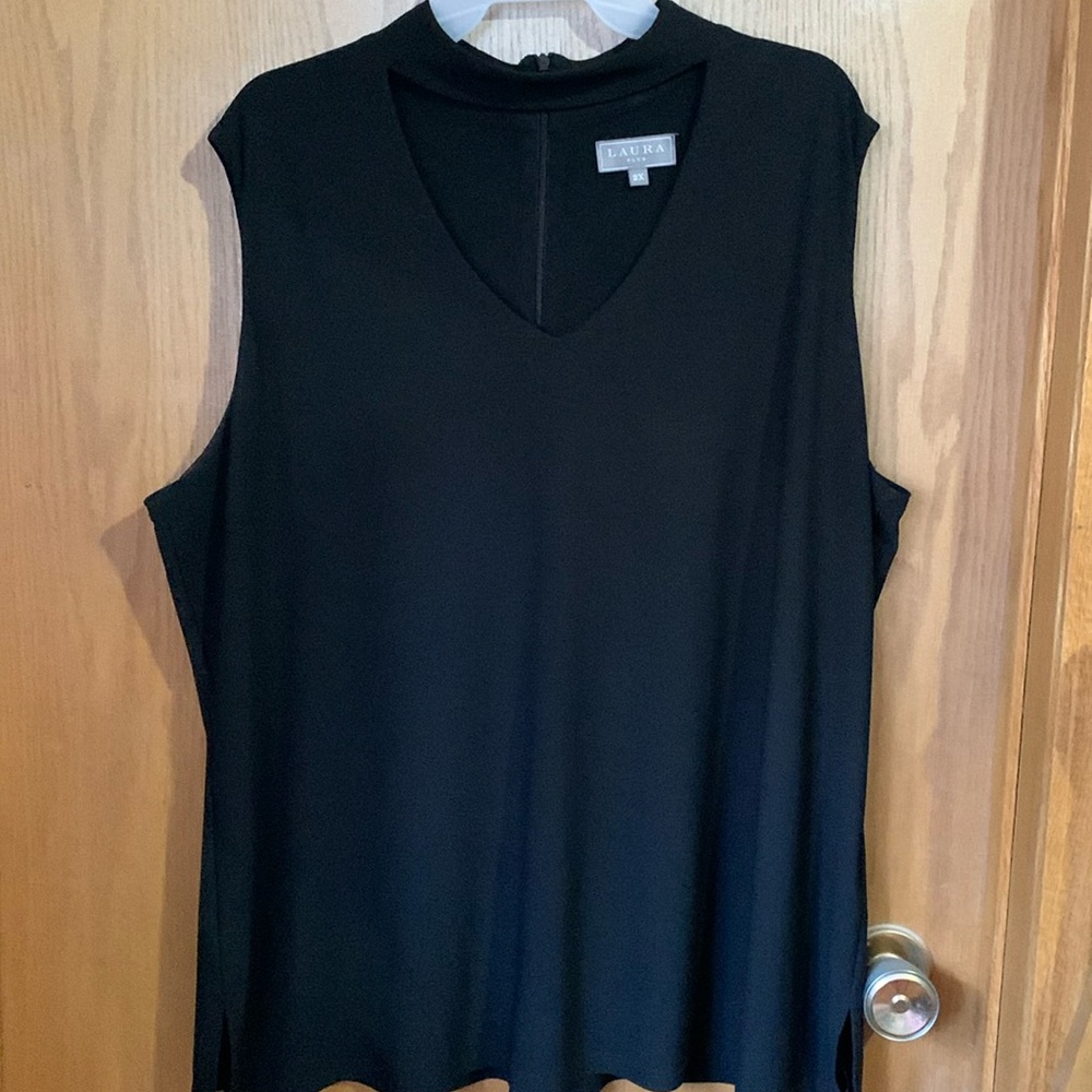 Sleeveless blouse with neck choker - zipper in back